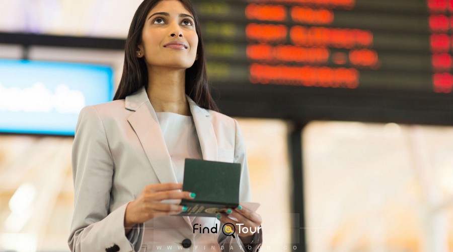 زن گردشگر در فرودگاه با پاسپورت